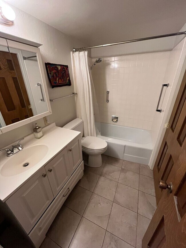 Building Photo - Lease Takeover Starting June 1st | Spacious 5-Bedroom Home Near Downtown Flagstaff