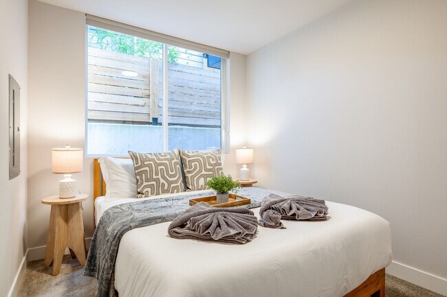 Building Photo - 1600 S Washington St