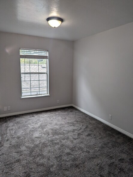 Building Photo - 1050 S Orem Blvd