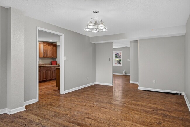 Building Photo - 1065 Lindenwood Ave