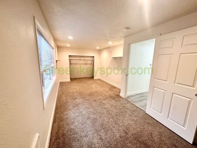 Building Photo - SE Ankeny Duplex