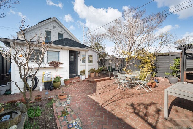 Building Photo - Elegant, Light-Filled Furnished Alameda Home with Indoor-Outdoor Living