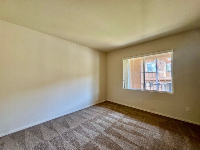 Building Photo - Amazing 2B/2BA w/ Attached 2 Car Garage, W...
