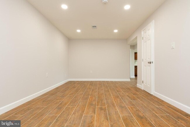 Building Photo - 9004 Roundleaf Way