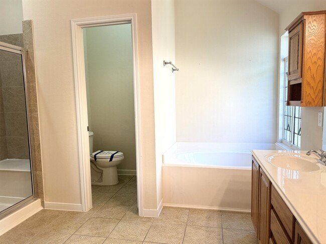 Building Photo - 2910 Sandleigh Dr