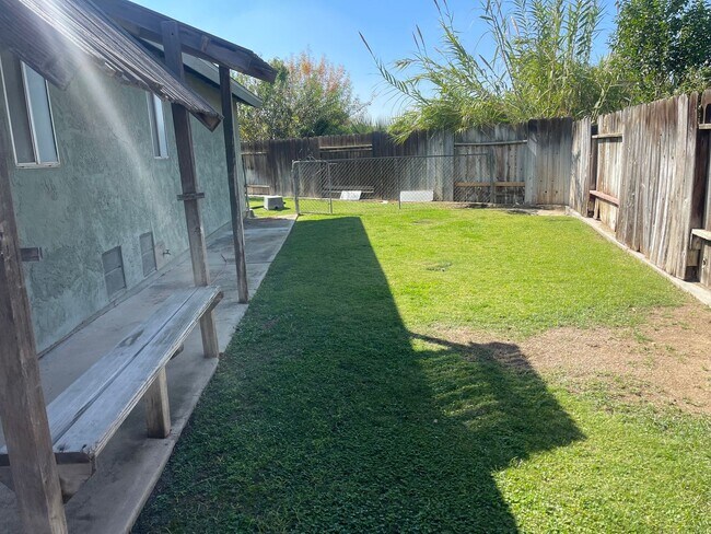 Building Photo - NE home for Rent – Spacious 3 Bedroom, 2 B...