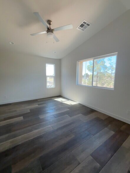 Building Photo - 500 S Soho Ln