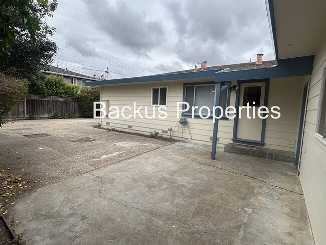 Building Photo - Great one level three bedroom home in South Salinas