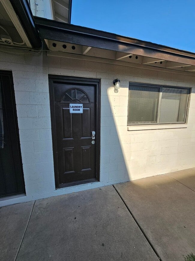 Building Photo - Renovated 1-Bedroom Condo in Gated North P...