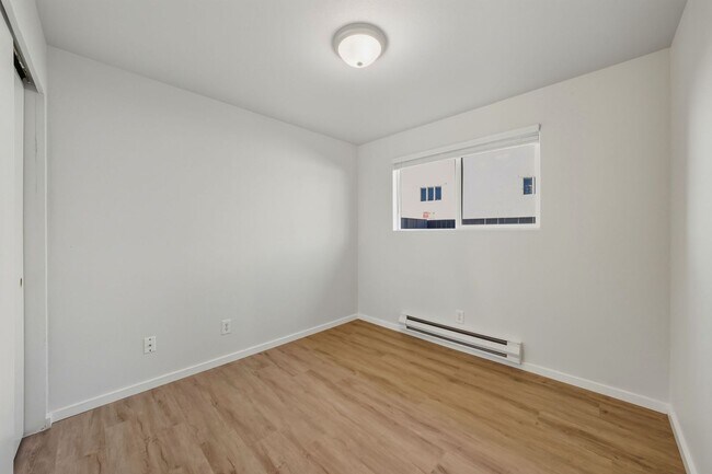 Building Photo - Newly Renovated 2 Bedroom in Wedgewood!