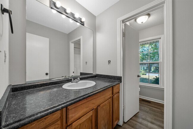 Building Photo - 4 Bedroom Pet Friendly Home For Rent!