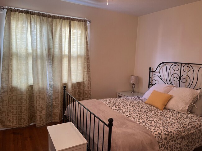 Furnished Bedroom 2 View 2 - 952 Tecumseh St