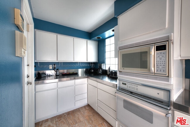 Building Photo - 8176 La Jolla Shores Dr
