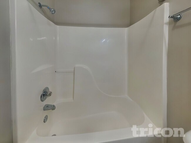 Building Photo - 155 Braxton Ln E