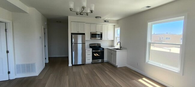 Building Photo - La Playa Apartments