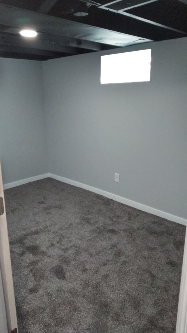 Building Photo - 814 E 14th St