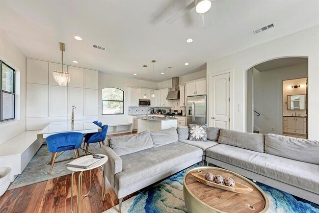 Building Photo - 13803 Lakeview Dr