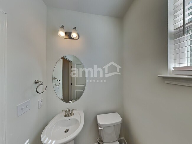 Building Photo - 2573 Highwood Blvd