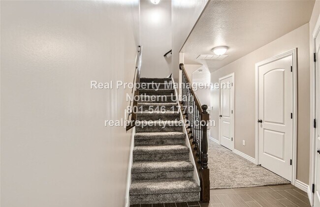 Building Photo - 1795 E Whitetail Dr