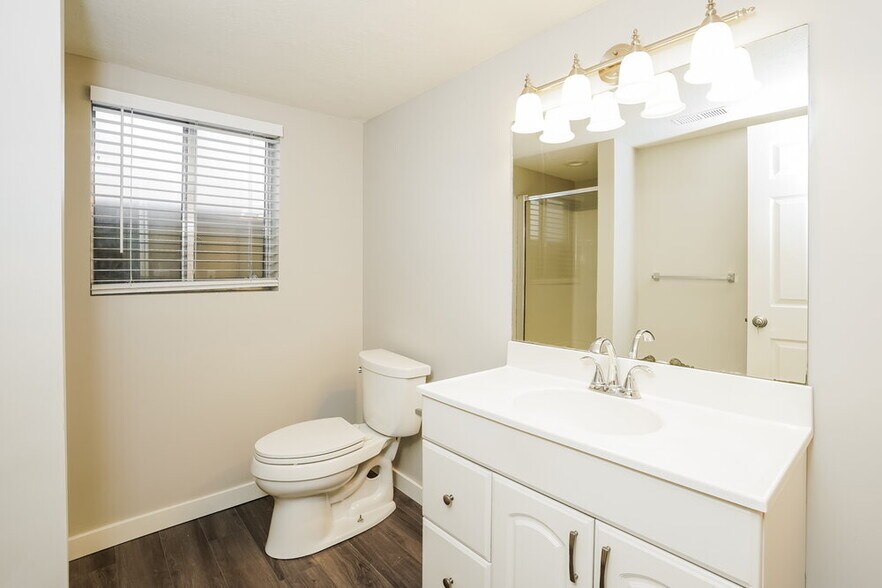 Building Photo - 5902 Woodview Dr