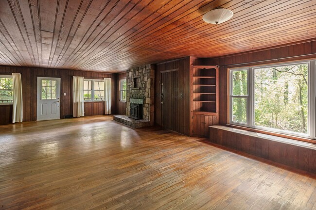 Building Photo - Royal Pines Cottage