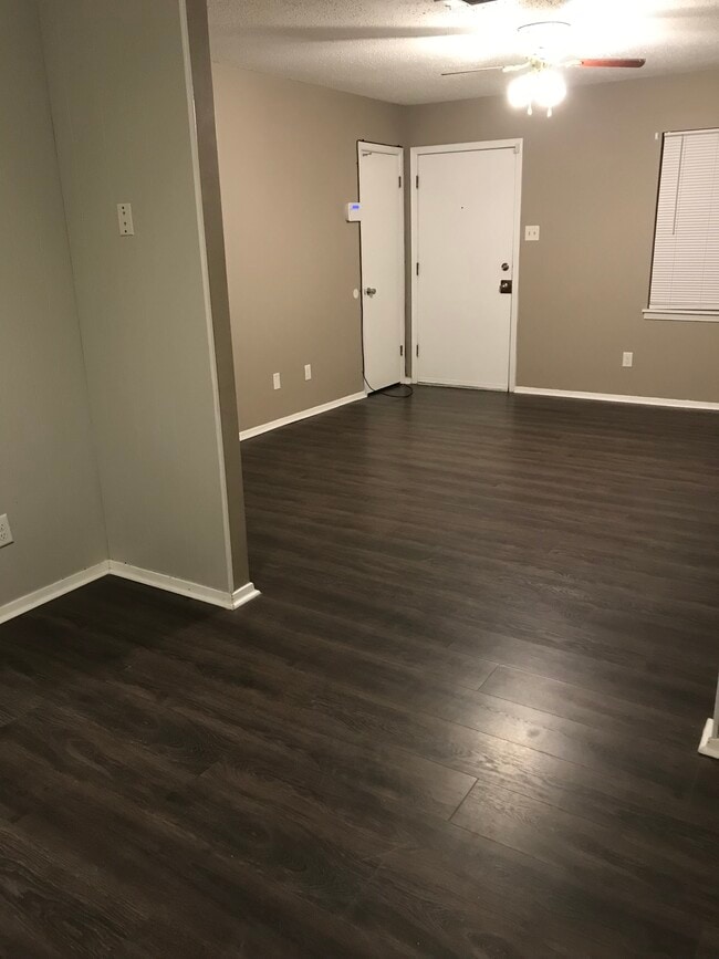 Building Photo - 548 Pin Oak Cove