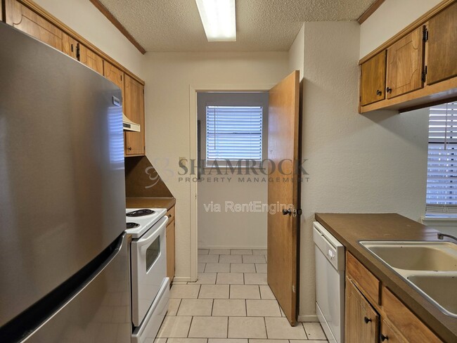 Building Photo - 910 Lancelot Cir