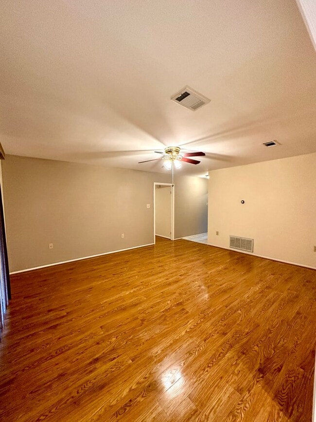 Building Photo - 3BR 2BA House in South River Oaks