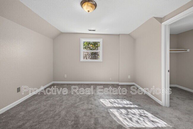 Building Photo - 1065 Lindenwood Ave