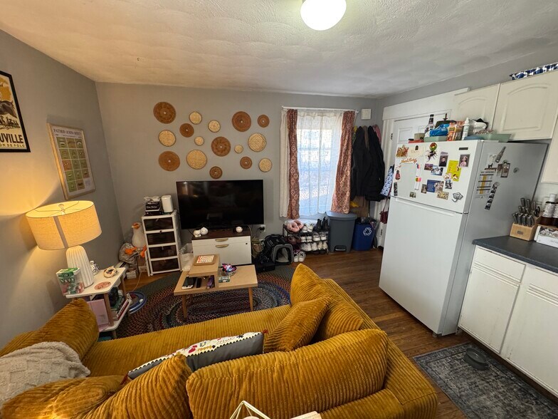 Building Photo - 639 Somerville Ave