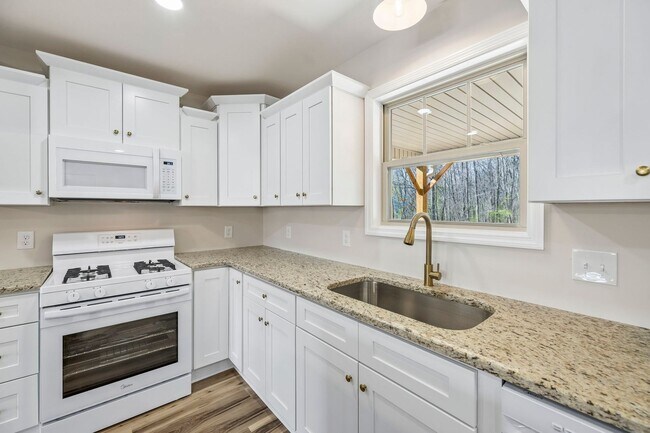 Building Photo - 211 Majestic Dr