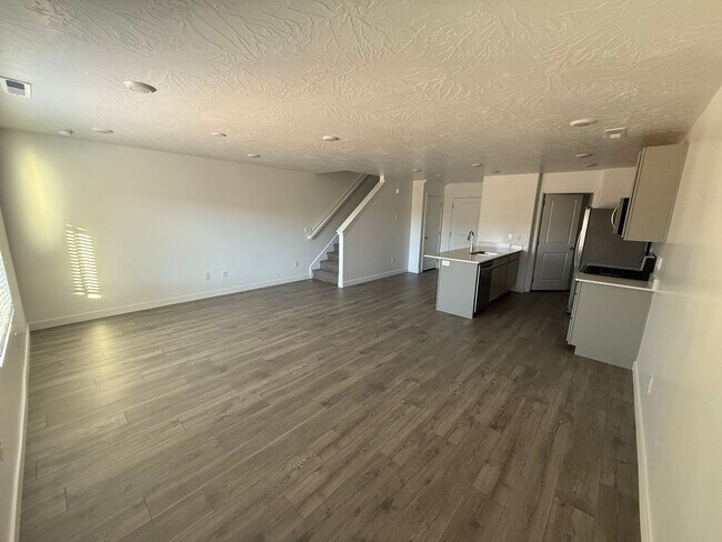 Building Photo - Includes internet - Pool/Pickle Ball +++