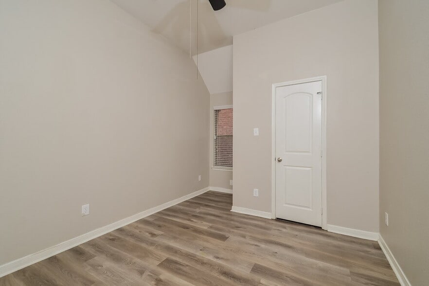 Building Photo - 1409 Mockingbird Dr