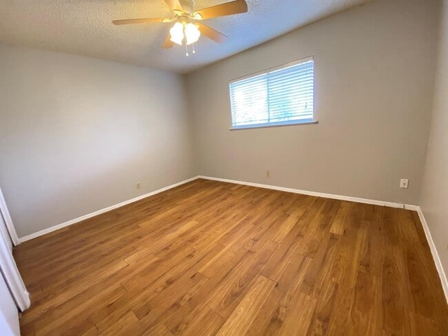 Building Photo - 11200 Renel Dr