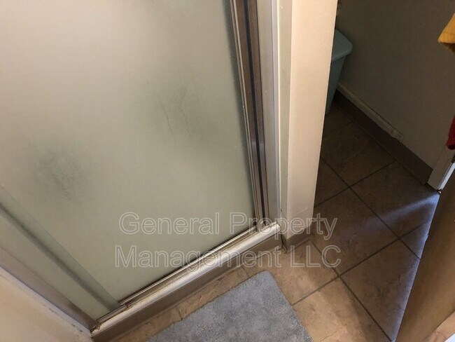 Building Photo - 3 bedroom 1 bathroom on Water street and n...