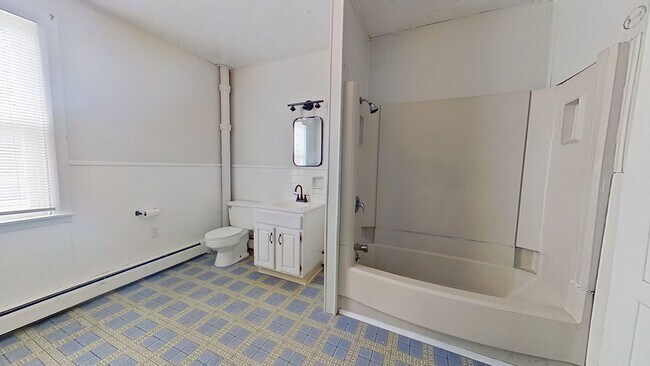 Building Photo - Spacious Single Family Home