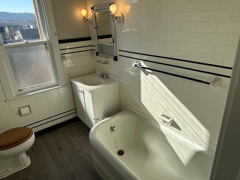 Bathroom - 106 Saint John St