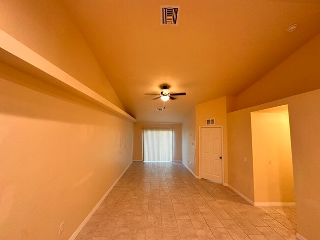 Building Photo - 531 SE 5th Pl