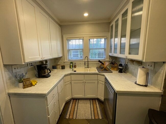 Building Photo - Large bright and clean Brookside home