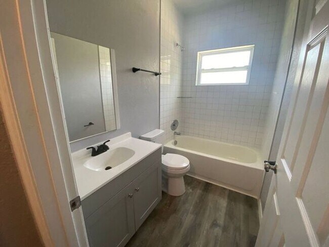 Building Photo - 1 Bedroom 1 Bath Duplex in Ormand Beach fo...