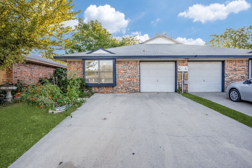 Primary Photo - 325 Casie Ct