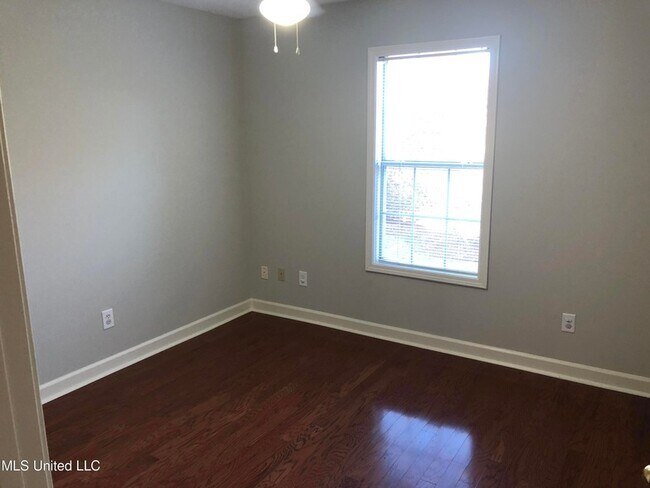 Building Photo - 313 S Place Dr