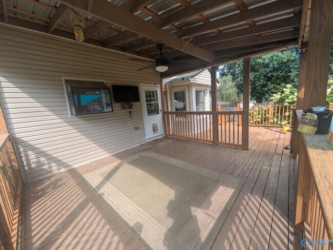 Building Photo - 915 Highland Dr