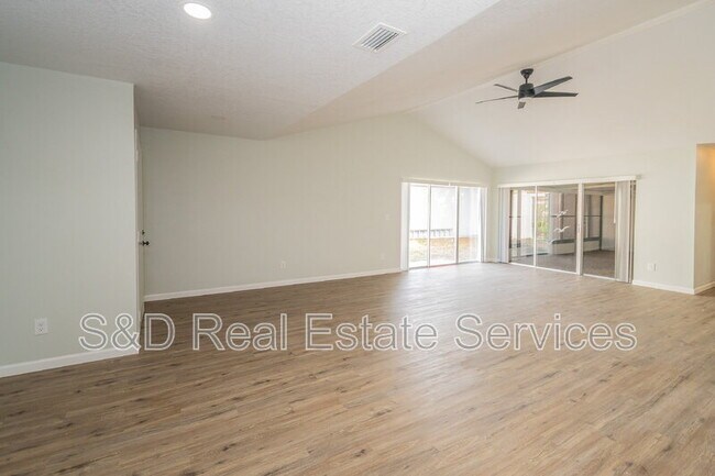 Building Photo - 304 La Serena St