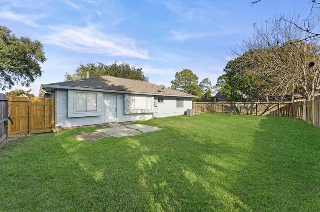 Building Photo - 14003 Vinehill Dr