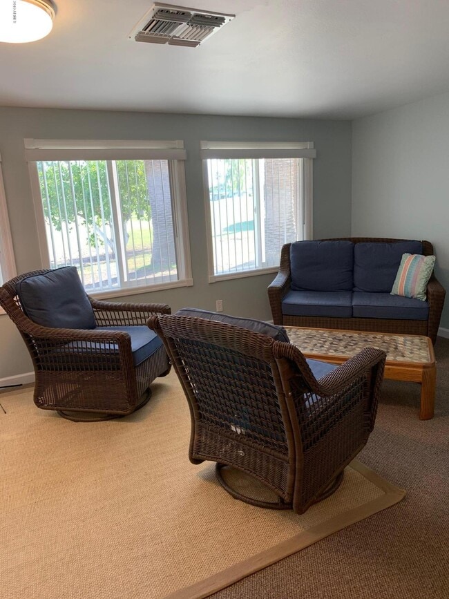 Building Photo - 10315 W Oakmont Dr