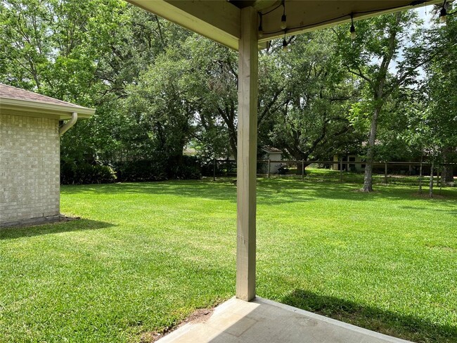 Building Photo - 304 S Shadowbend Dr