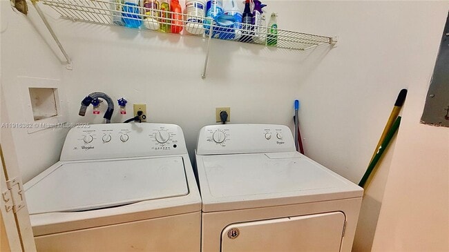 Building Photo - 6969 SW 36th Dr