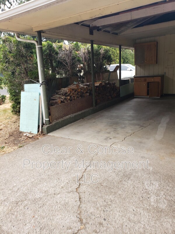 Building Photo - 2199 Devos St