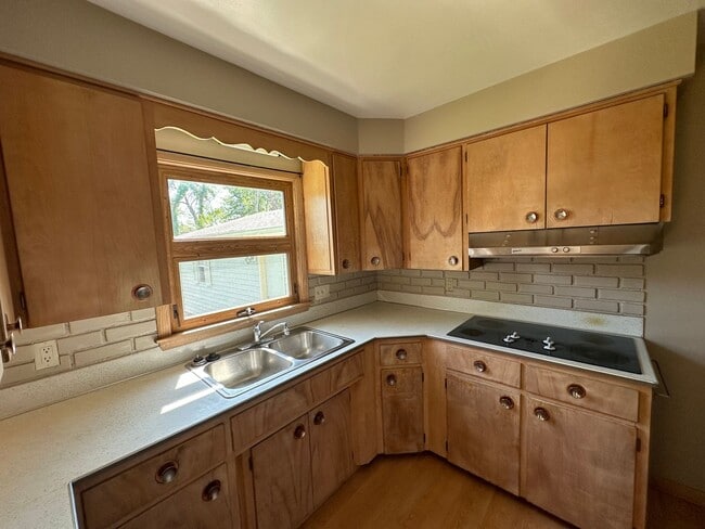 Building Photo - 401 Hilltop Rd